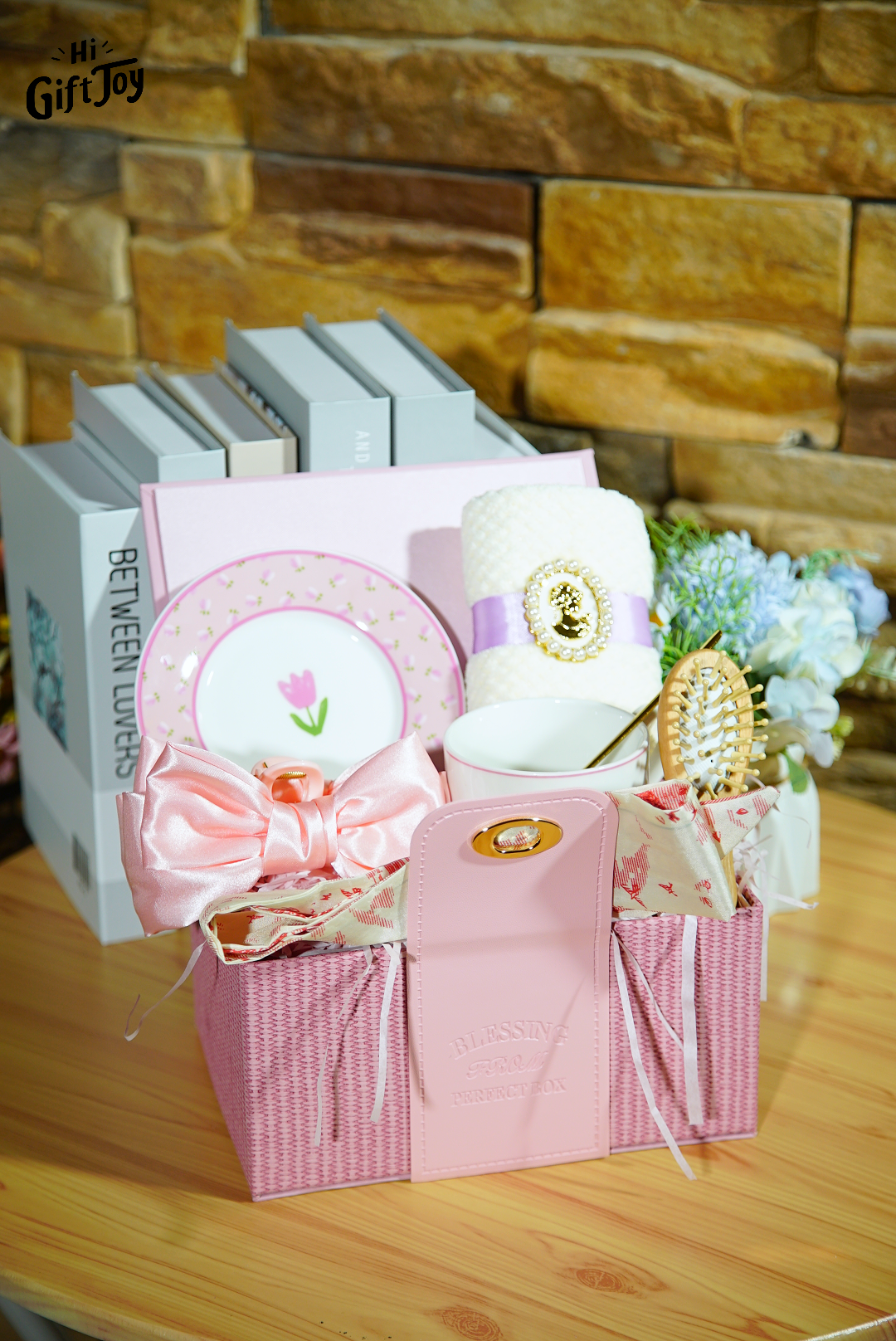 Luxury Pink Tulip Gift Box for Women – Ceramic Mug & Plate Set, Hair Accessories, Towel & Comb in Elegant Handbag Box